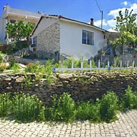 Traditional Stone Nyaraló